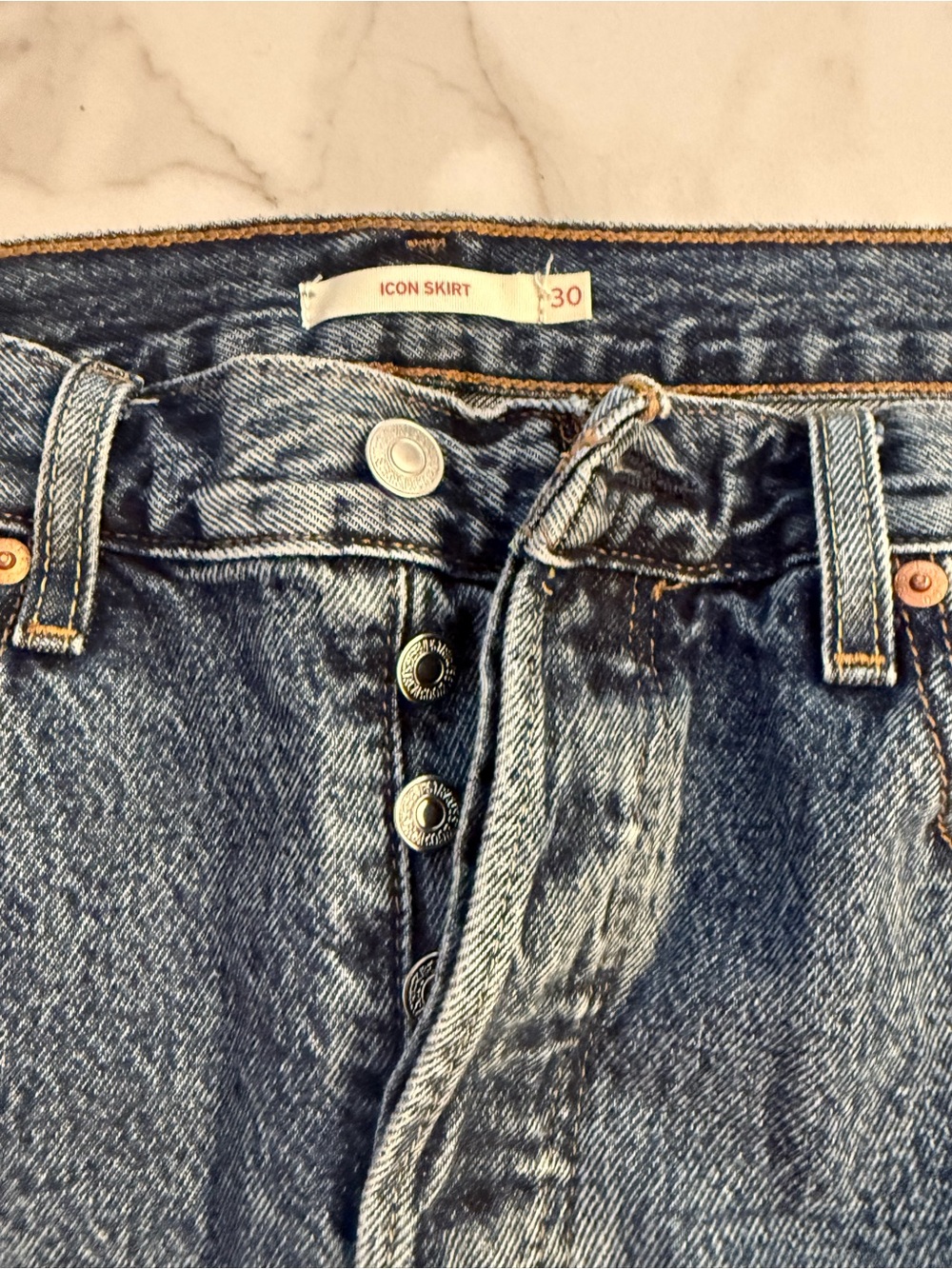 NWOT! Levi's Icon Denim Mini Skirt Jean Dark Medium Classic Wash sz 30 - Picture 7 of 9